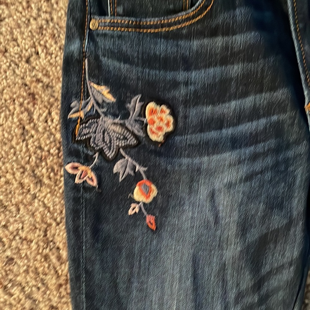 Driftwood brand size 27 stretch skinny jeans. Beautiful flower embroidery.